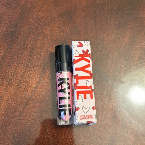 Kylie Cosmetics Roses are Red Glitter eyeshadow - Picture 2 of 6